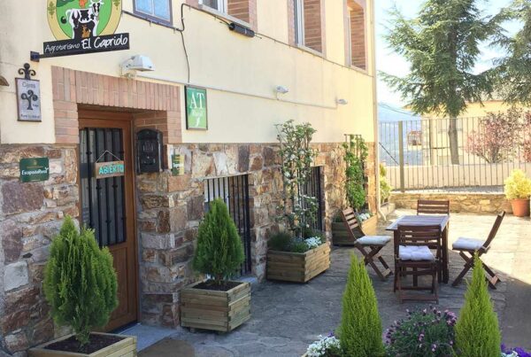 viajar con niños Entrada a los alojamientos agroturismo madrids de Agroturismo El Capriolo Ecoturismo Sierra de Madrid