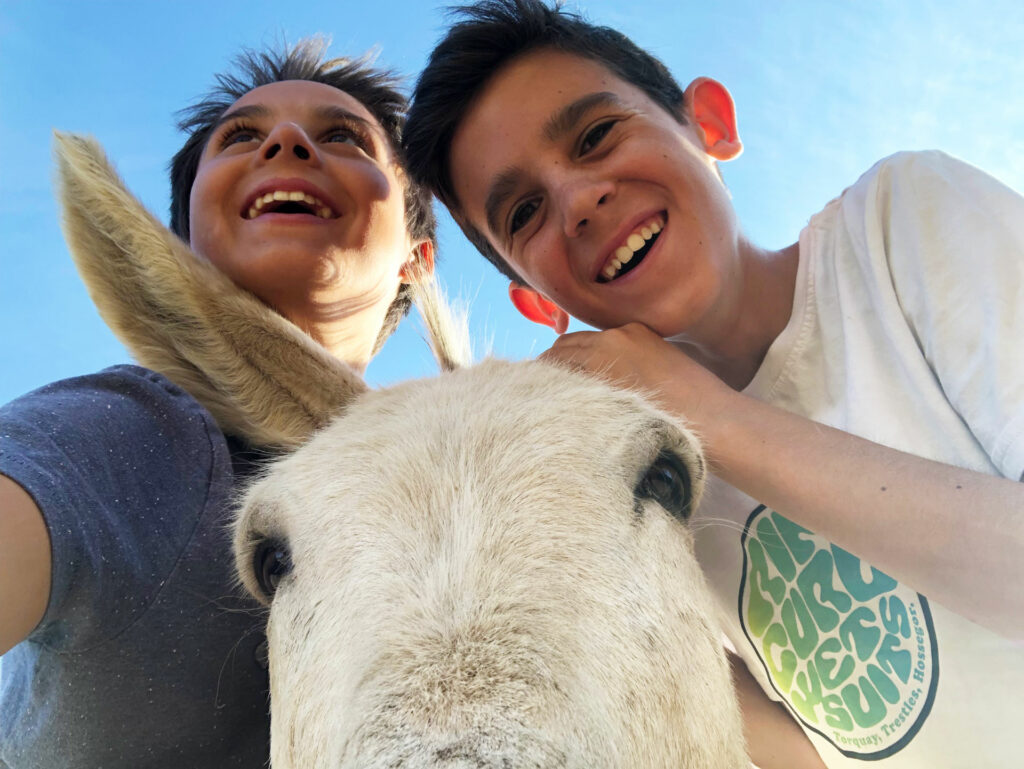 Agroturismo-El-Capriolo-Selfie-Burro Agroturismo niños con burro